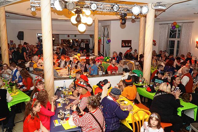 Bild 6: Bildergalerie: So bunt war der Gockelball in Zollhaus