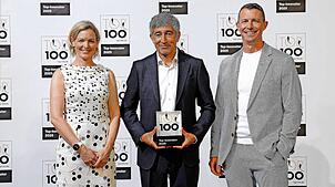 TV-Moderator und Wissenschaftsjournalist Ranga Yogeshwar (Mitte) gratuliert Wiha Werkzeuge bei der Top-100-Preisverleihung in Mainz. ...