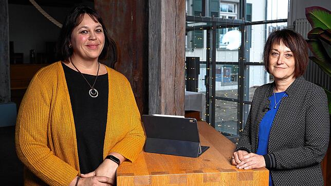 Regina Renner (links), Bürgerbüro, und Sandra Domogalla, Tourismus, Kultur und Marketing der Gemeinde Bodman-Ludwigshafen, bereiten alle ...