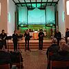 Das Publikum hört gespannt zu, während die acht Mitglieder der Formation schola8 mit verschiedensten Liedern in der Dorfkirche Büsingen ...