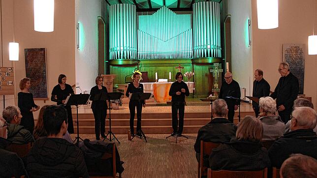 Das Publikum hört gespannt zu, während die acht Mitglieder der Formation schola8 mit verschiedensten Liedern in der Dorfkirche Büsingen ...