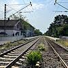 (Archivbild) Am Allensbacher Bahnhof steht am Donnerstag, 27. März, um die Mittagszeit ein Mann auf den Gleisen. Deshalb wird der ...