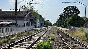 (Archivbild) Am Allensbacher Bahnhof steht am Donnerstag, 27. März, um die Mittagszeit ein Mann auf den Gleisen. Deshalb wird der ...