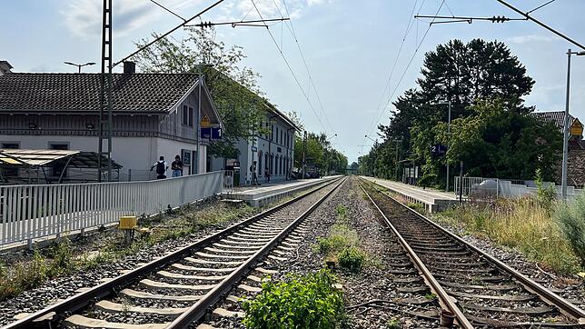 (Archivbild) Am Allensbacher Bahnhof steht am Donnerstag, 27. März, um die Mittagszeit ein Mann auf den Gleisen. Deshalb wird der ...