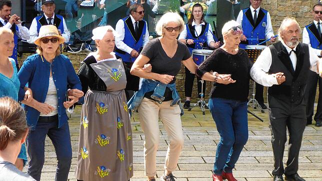 Bretonische Tänze sind ein wichtiger Teil im Programm beim Besuch in der Bretagne. Das Foto entstand 2023 in der Weilheimer ...
