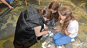 Auf einer Karte von Bernau markieren die Schüler die Standorte der von ihnen vorgeschlagenen Projekte. Darunter eine Eisdiele und ein ...