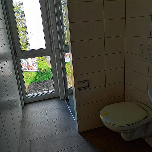 Dusche und Toilette in der Vier-Zimmer-Wohnung.