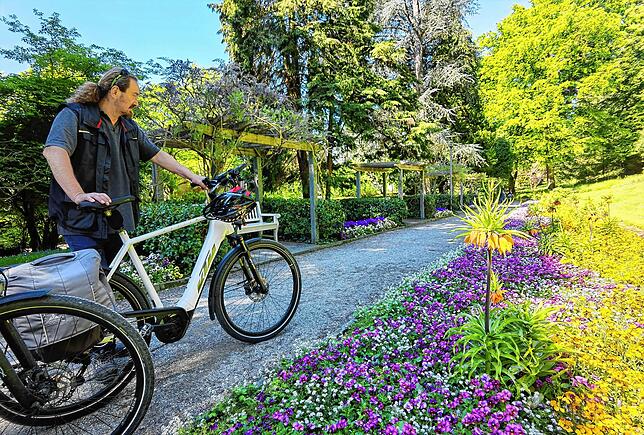 Andreas Höfler mit seinem Dienst-E-Bike. Oft ist er damit mehrmals am Tag zwischen Stadtgarten und Stadtgärtnerei unterwegs.