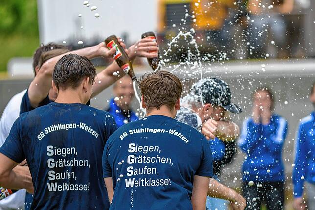 Bild 2: SG Stühlingen/Weizen siegt 5:1 beim FC Geißlingen und feiert den  Meistertitel – wir haben Fotos!