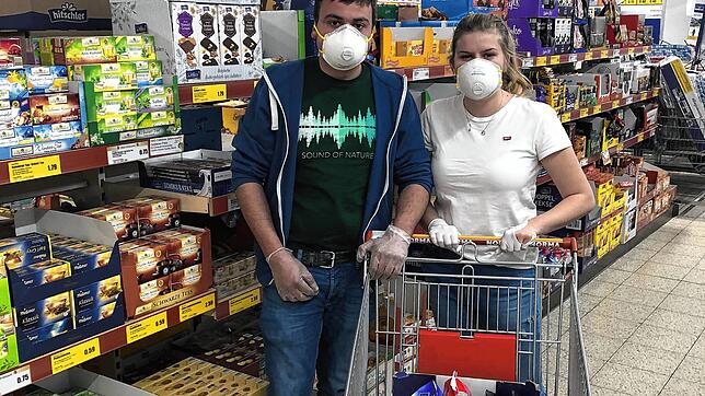 Lorenz Halder und Hannah Ruf (von links) im Einsatz: Sie achten beim Einkauf besonders auf die Einhaltung der Hygienevorschriften.