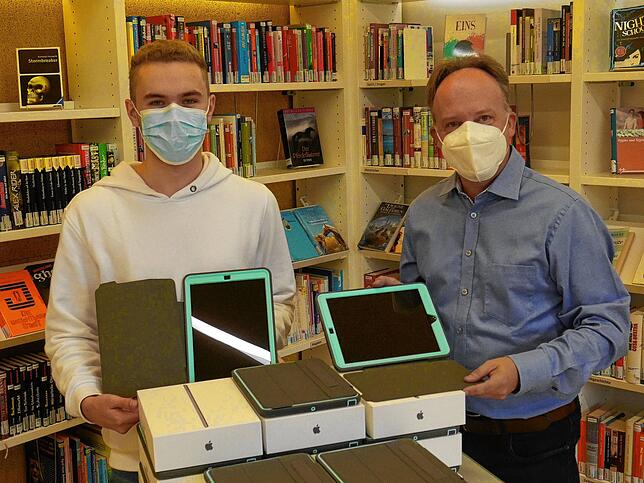 Der Schulleiter des Fürstenberg-Gymnasiums, Mario Mosbacher (rechts, mit Adrian Weisser), geht davon aus, dass die Corona-Maßnahmen auch ...