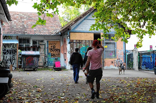 Im Innenhof der Teestube gibt es viel Platz für Freiräume. Neben einer Werkstatt gibt es auch eine überdachte Skaterampe.