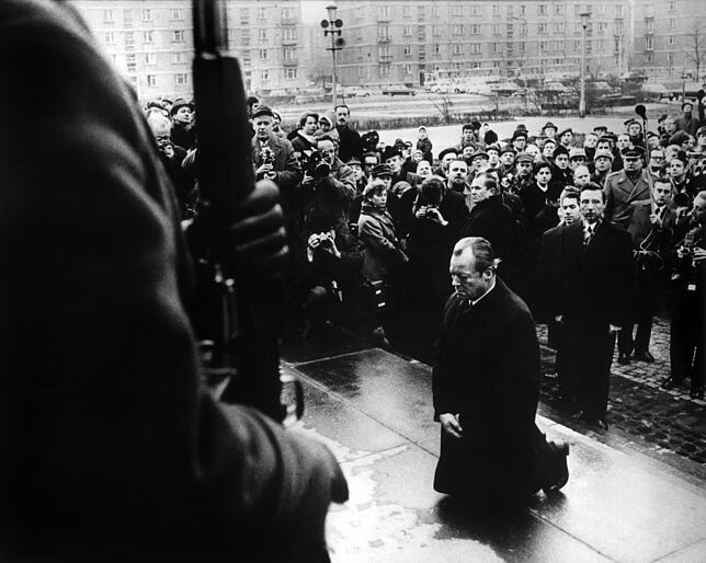 Politik, die kleinere Staaten ernstnimmt: Bundeskanzler Willy Brandt kniet am 7. Dezember 1970 vor dem Mahnmal im einstigen jüdischen ...