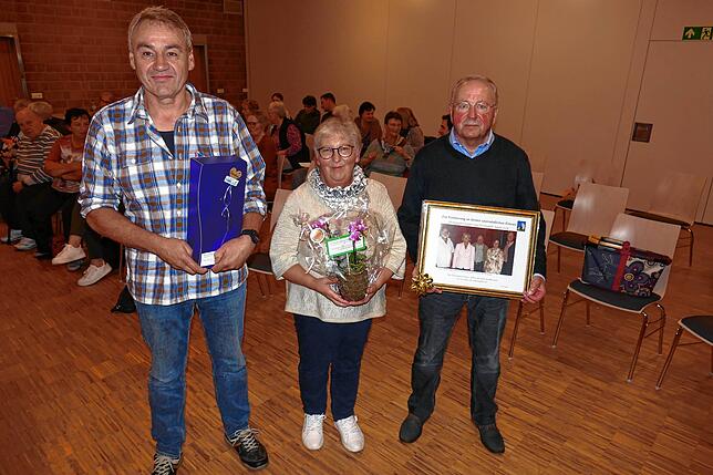 Verabschiedet und mit Geschenken bedacht (von links): Martin Hotz, Silvana Sieber und der langjährige Vorsitzende Fritz Reiser. Bild: ...