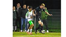 Marc Rohrer vom FC Pfaffenweiler (rechts) schirmt den Ball ab vor dem Donaueschinger Tugay Öztürk. Rohrer erzielten den vierten Treffer ...