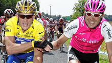 Lance Armstrong (links) und Jan Ullrich bei der Tour des France im Jahr 2004. Bild: Gero Breloer/dpa
