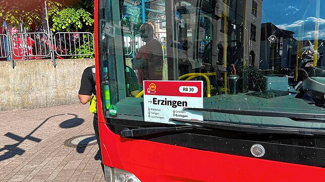 Der Ersatzbus nach Erzingen steht abfahrbereit am Busbahnhof in Waldshut.