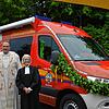 Der katholische Pfarrer Matthias Schneider und die evangelische Pfarrerin Sigrid Süss-Egervari weihten den neuen Einsatzleitwagen der ...