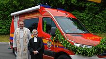 Der katholische Pfarrer Matthias Schneider und die evangelische Pfarrerin Sigrid Süss-Egervari weihten den neuen Einsatzleitwagen der ...