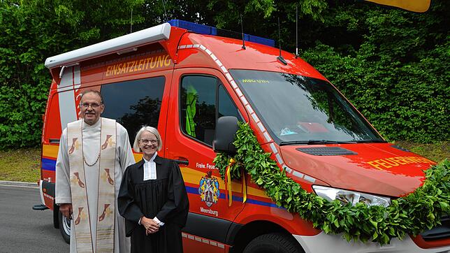 Der katholische Pfarrer Matthias Schneider und die evangelische Pfarrerin Sigrid Süss-Egervari weihten den neuen Einsatzleitwagen der ...