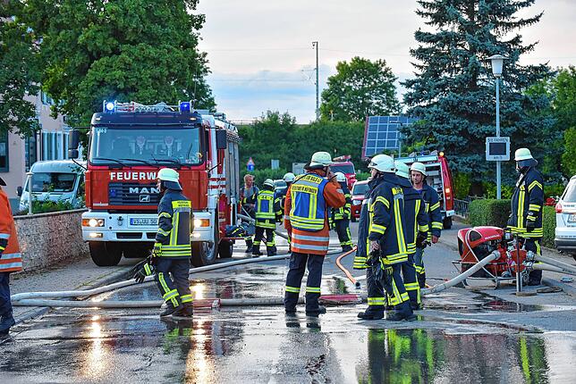 Bild 11: Hausbrand in Hausen vor Wald: 70 Feuerwehrmänner im Einsatz