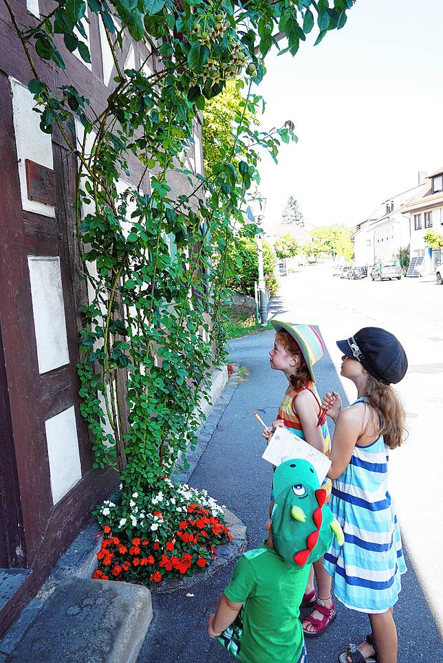 Die braunen Tontafeln, die man aufspüren muss, mit den Namen von Blumen und Früchten, animieren Hannah später zum Nachbasteln.