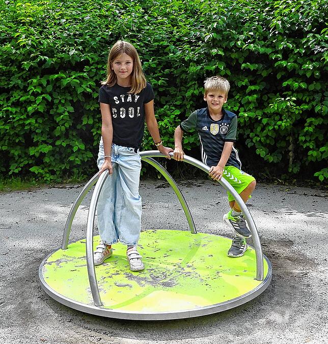 Annabelle und Joshua Spiekermann aus Freiburg testen die großen Spielplätze im Villinger Süden.