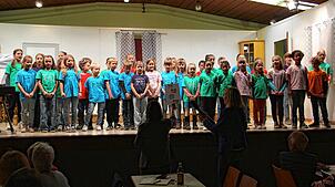 Der Chor der Grundschule Erzingen begeistert das Publikum als einer der Höhepunkte des Jahreskonzerts und Theaterabends in Geißlingen. ...