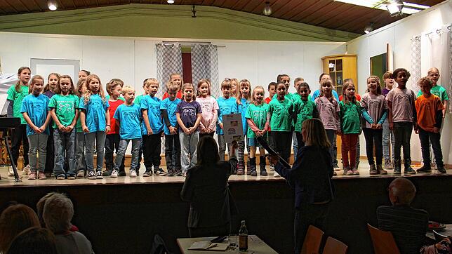 Der Chor der Grundschule Erzingen begeistert das Publikum als einer der Höhepunkte des Jahreskonzerts und Theaterabends in Geißlingen. ...