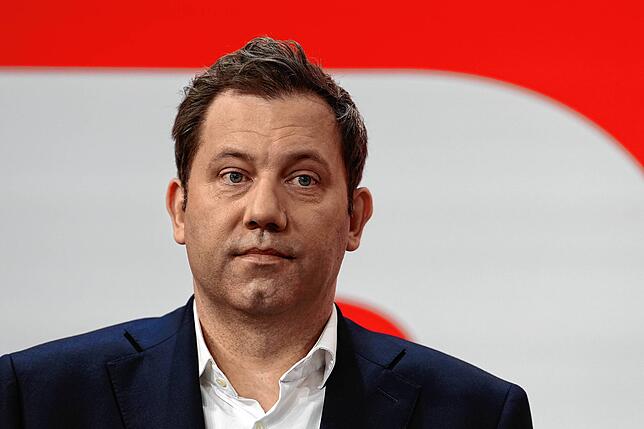 Auch Lars Klingbeil, der die SPD in Zukunft in Personalunion auch als Fraktionschef im Bundestag anführen soll, wirkt geknickt.