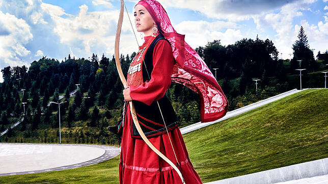 Die Tradition des ursprünglichen Nomadentums setzt die Fotografin in Kontrast zu der modernen Stadt mit ihren Straßen.  Bild: Gulnaz Makieva