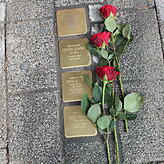 Stolpersteine erinnern in der Freiheitstraße nun an die komplette Familie Schärf.
