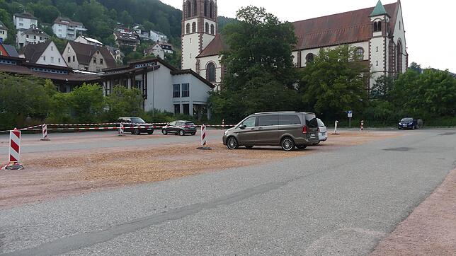 Auf dem Berneckparkplatz sollen Anfang September sieben Klassenzimmer in Modulbauweise für die Berneckgrundschule entstehen. Foto: ...
