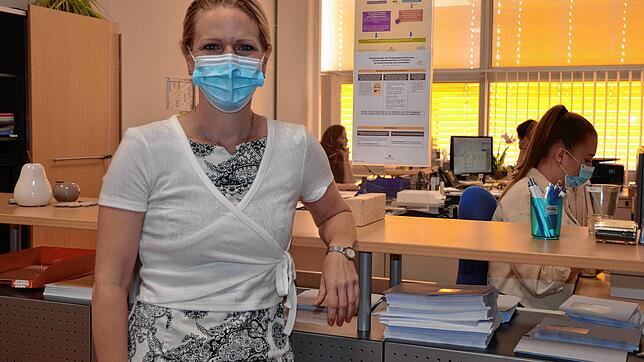 Im Sekretariat des Schulverbunds am Bildungszentrum in Markdorf laufen die Vorbereitungen fürs neue Schuljahr und nicht nur Rektorin ...
