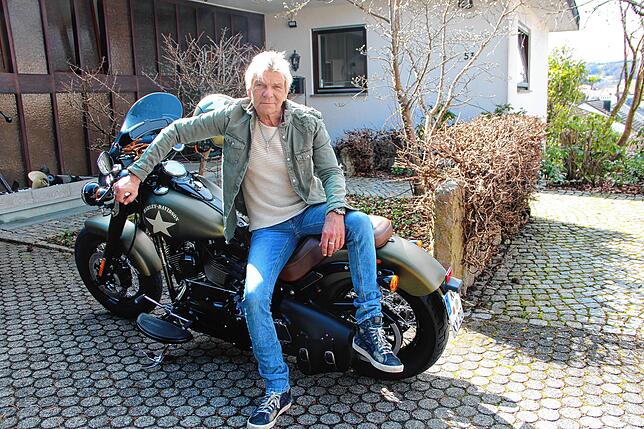 Matthias Reim auf seinem Motorrad an seinem Stockacher Wohnhaus. In der Bodenseeregion hat er seine Heimat gefunden.