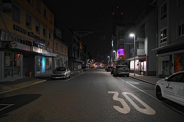 Rückblick auf Silvester 2020: Es herrschte Ausgangssperre, die Straßen waren menschenleer. 2021 darf draußen mit bis zu 50 geimpften und ...