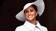 Meghan, 41, Herzogin von Sussex, wurde als Rachel Meghan Markle in Los Angeles, USA geboren. Seit 2018 ist sie die Ehefrau von Prinz Harry.