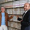 Solveig Elze und Andreas Bernhart (von links) vor einem geringen Teil der 107.000 Bewertungsakten im Finanzamt Singen.