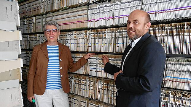Solveig Elze und Andreas Bernhart (von links) vor einem geringen Teil der 107.000 Bewertungsakten im Finanzamt Singen.