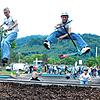 Für die Zuschauer: Schon früh übten sich die jungen Skater an Synchron-Sprüngen.