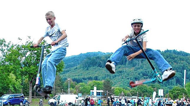 Für die Zuschauer: Schon früh übten sich die jungen Skater an Synchron-Sprüngen.