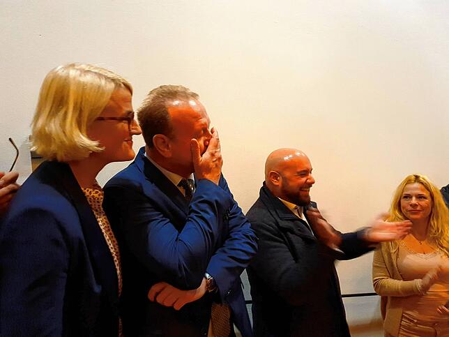 Nach Auszählung der Stimmen: Jan Zeitler hält sich vor Glück die Hand vors Gesicht. Mit ihm freuen sich seine Frau, Annette ...