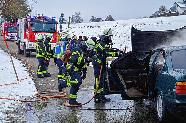 Einsatzkräfte löschen das Feuer.