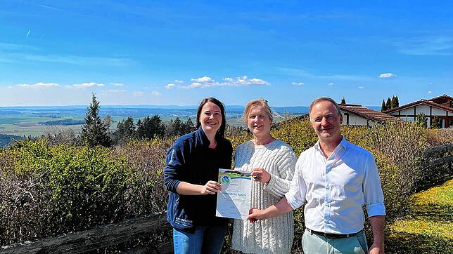 Freude über die Himmelberg-Runde (von links): Andrea Meiers, Ortsvorsteherin Astrid Schweizer-Engesser und Kurgeschäftsführer Markus ...