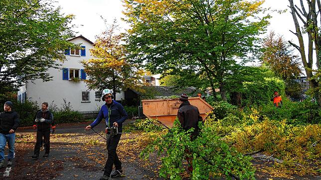 Zahlreiche freiwillige Helfer der Überlinger Sektion des Deutschen Alpenvereins beteiligten sich an der Vorbereitung des Bauplatzes für ...
