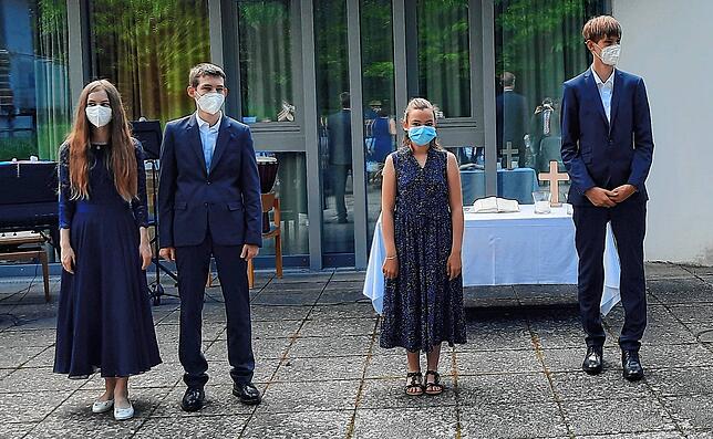Lia Lorenz, Leon Lorenz, Finja Model und Sylvan Slansky (von links) feierten in einem Gottesdienst gemeinsam ihre Konfirmation.