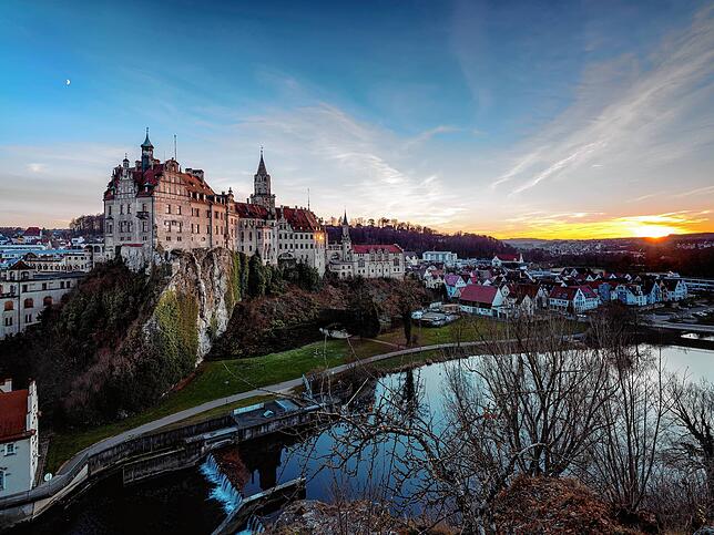 Das Hohenzollern-Schloss Sigmaringen bei Sonnenuntergang.