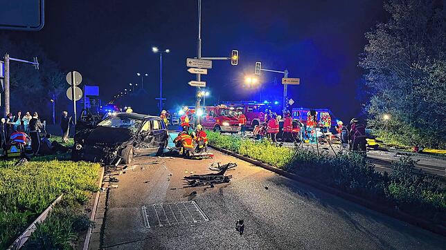 Ein Großaufgebot an Blaulichtorganisationen war in der Nacht zum Samstag, 13. April, an der Kreuzung Münchriedstraße/Hombergerstraße im ...