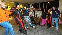 Bild : Der Narrenverein feiert mit der Bevölkerung den Beginn der Fasnacht auf dem Rathausplatz