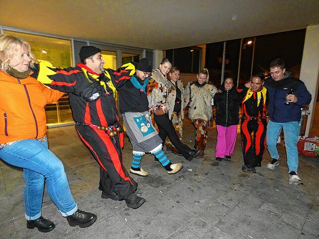 Bild 1: Der Narrenverein feiert mit der Bevölkerung den Beginn der Fasnacht auf dem Rathausplatz